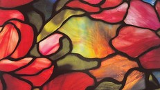 “Kính Tiffany” đã trở thành một thuật ngữ chung chỉ bất kỳ loại kính nào có màu sắc lộng lẫy, kiểu dáng tự do, hoặc ánh kim.