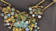 Trang sức do Tiffany thiết kế khiến nhiều nhà phê bình trầm trồ về độ tinh xảo.