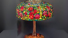 Vườn hồng ngát hương trên đèn kính màu Tiffany