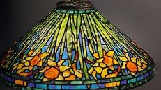Họa tiết hoa thủy tiên vàng trên đèn kính màu Tiffany