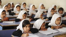 UNESCO hỗ trợ giáo dục Afghanistan với phương pháp giảng dạy kết hợp. Ảnh: Outlook Afghanistan