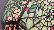 Cận cảnh chao đèn với họa tiết mạng nhện huyền bí.