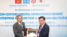 Ông Nguyễn Tuấn Anh, Ủy viên Uỷ ban Xã hội của Quốc hội trao quà lưu niệm cho GS Yuji Suzuki. 