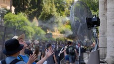 Tháng Ba đánh dấu tháng thứ 10 đạt nhiệt độ cao kỷ lục. Ảnh: ABC News