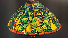 Nét đẹp tự nhiên trong từng chi tiết đèn kính màu Tiffany. Ảnh: The Lamps of Louis Comfort Tiffany