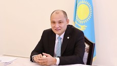 Đại sứ Kazakhstan tại Việt Nam Kanat Tumysh phát biểu tại buổi họp báo.