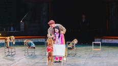 Tiết mục xiếc thú vui nhộn nhận được sự hưởng ứng nhiệt tình từ phía các bạn nhỏ (Ảnh: Vân Hương).