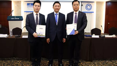 Ông Bolat Akchulakov từ Kazakhstan (đứng giữa) sẽ đảm nhiệm vai trò là Chủ tịch mới của Liên hiệp các Hội UNESCO Thế giới (WFUCA). 