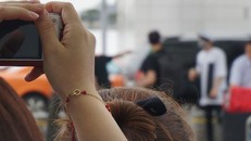 Người hâm mộ chụp ảnh một nhóm nhạc K-pop lên đường biểu diễn ở nước ngoài tại Sân bay Quốc tế Incheon. Ảnh: Korea Times