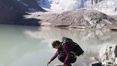 Nhà băng học Gulbara Omorova đang lấy mẫu từ một hồ băng trên dãy núi Thiên Sơn.