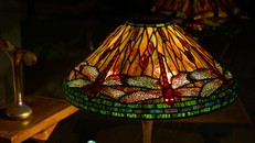 Chao đèn chuồn chuồn 20" của Koting Studio, chế tác những năm 1980. 