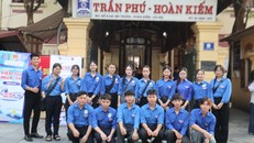 Sáng 7/6, hơn 5.000 tình nguyện viên đồng loạt ra quân tại 201 điểm thi trên toàn địa bàn Hà Nội. (Ảnh: Ngọc Anh) 