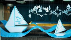 Lấy cảm hứng từ những “con thuyền ý tưởng” ra khơi, Trưng bày “Gặp tôi trong tương lai” mở ra một không gian sắp đặt sáng tạo để giới thiệu 268 ý tưởng sáng tác sách thiếu nhi về chủ đề quyền tự do khám phá và lựa chọn nghề nghiệp vượt qua khuôn mẫu giới của trẻ em. 