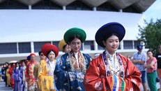 Diễu hành Việt phục quy mô lớn tại thành phố Lorient, tỉnh Morbihan, Pháp