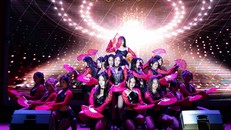 Các bạn sinh viên trường Báo thu hút người xem với tiết mục nhảy hiện đại “Leave me lonely”.