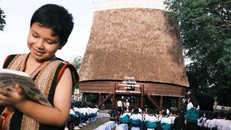 Sun Life cùng Hội chữ thập đỏ tổ chức tặng sách cho trường học tại Kon Tum