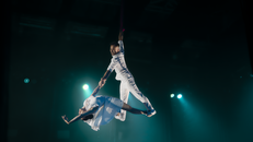 Cái nắm tay siết chặt trên cao biểu trưng cho kỹ thuật, sự tương hỗ và lòng tin yêu của hai nghệ sĩ.