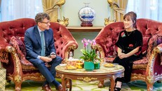 Trưởng Đại diện Văn phòng UNESCO tại Việt Nam Ông Jonathan Baker và Tiễn sĩ Nguyễn Thị Phương Thảo - Chủ tịch, Tổng giám đốc Tập đoàn SOVICO