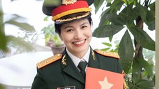 Trung tá Lê Lam Hà cân bằng giữa bản lĩnh thép nơi tuyến đầu cấp cứu và tâm hồn yêu hoa tinh tế. Ảnh: NVCC