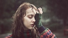 Chết lặng khi chồng ôm hôn ở trên giường của bạn thân