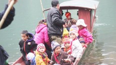 Học sinh dùng bè mảng đến trường, dự án cầu đóng cọc bỏ hoang