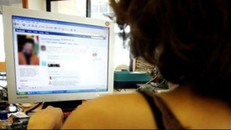 Một đêm 'săn phi công' của quý bà quái đản rạo rực 'khát tình'