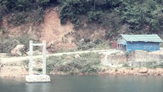 Dự án cầu treo xóm Nhạp bỏ hoang: Lỗi tại… sông Đà?!