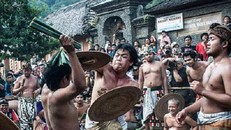 Rợn người nghi lễ cầu mưa ở Indonesia