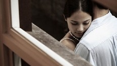 Vì tin nhắn gửi nhầm giữa đêm, tôi đã ngã vào 'gái nạ dòng'