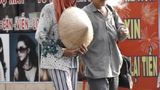 Loạt ảnh lật mặt cặp vợ chồng giả bệnh đi ăn xin