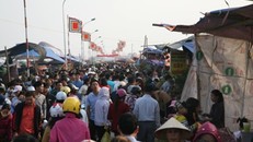 Hàng nghìn người đổ bộ chợ Viềng mua may bán rủi đầu năm