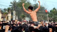 Lễ hội truyền thống hay văn hóa dã man, lười biếng?