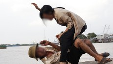 Vợ đánh đập, tát chồng suốt 30 phút vì giấu… dương vật giả