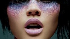 Giới trẻ đang 'phát sốt' với trào lưu 'giọt nước mắt lấp lánh' 