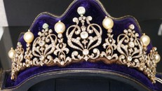 Chiêm ngưỡng bộ trang sức 'khủng' của vợ nhà độc tài Philippines