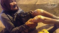 Cụ bà 90 tuổi vẫn bán vé số mưu sinh khiến cư dân mạng thổn thức