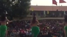 Hội miền Quan họ thay áo tứ thân bằng bikini sexy bỏng mắt