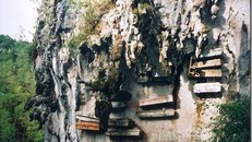 Khiếp vía tục treo quan tài trên vách đá