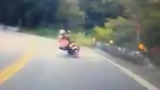 Dân mạng xôn xao vì sơn nữ....cong mông phóng xe trên đường đèo