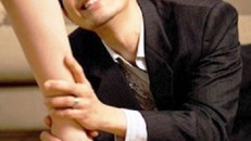 Bị vợ đại gia tát tới tấp, đuổi xuống giường ngay đêm tân hôn