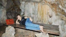 Phản cảm thiếu nữ tạo dáng 'nàng tiên cá' trên phản gỗ lịch sử