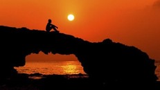 Bình minh, hoàng hôn và… nhiệm kỳ chính trị