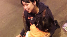 Nhói lòng người phụ nữ bại liệt bị chồng ruồng bỏ vì sinh bé gái