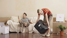 Phận đàn bà ngày tết, vừa chăm con vừa 'dọn rác' cho chồng