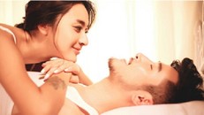 Bi hài kế hoạch vợ chồng phải 'yêu' đúng đêm giao thừa