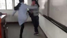 Nữ sinh TQ bị đạp liên hồi, tát tới tấp vào mặt gây sốc