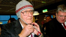 Tỷ phú thế giới đến Việt Nam cắt tóc để… tiết kiệm