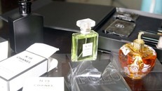 Thu giữ số lượng lớn nước hoa, mỹ phẩm không nguồn gốc