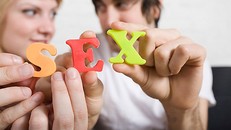 'Giao ban' 4-5 lần mỗi tuần, chồng tôi có phải yếu sinh lý?