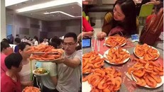 Cư dân mạng phẫn nộ vì du khách Trung Quốc quá tham ăn